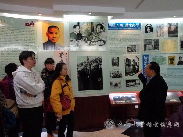 来宾在听讲解(李奉华摄)