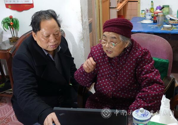 彭麓生老人在讲解湘雅历史照片