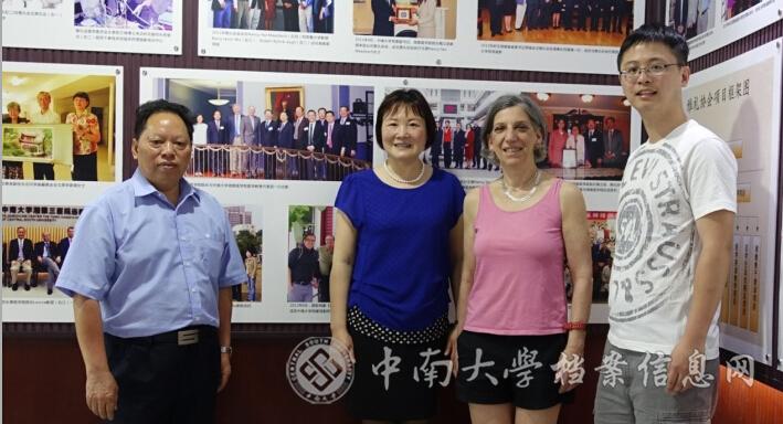 耶鲁大学药理学教授Barbara Ehrlich女士(右二)在参观时与工作人员合影